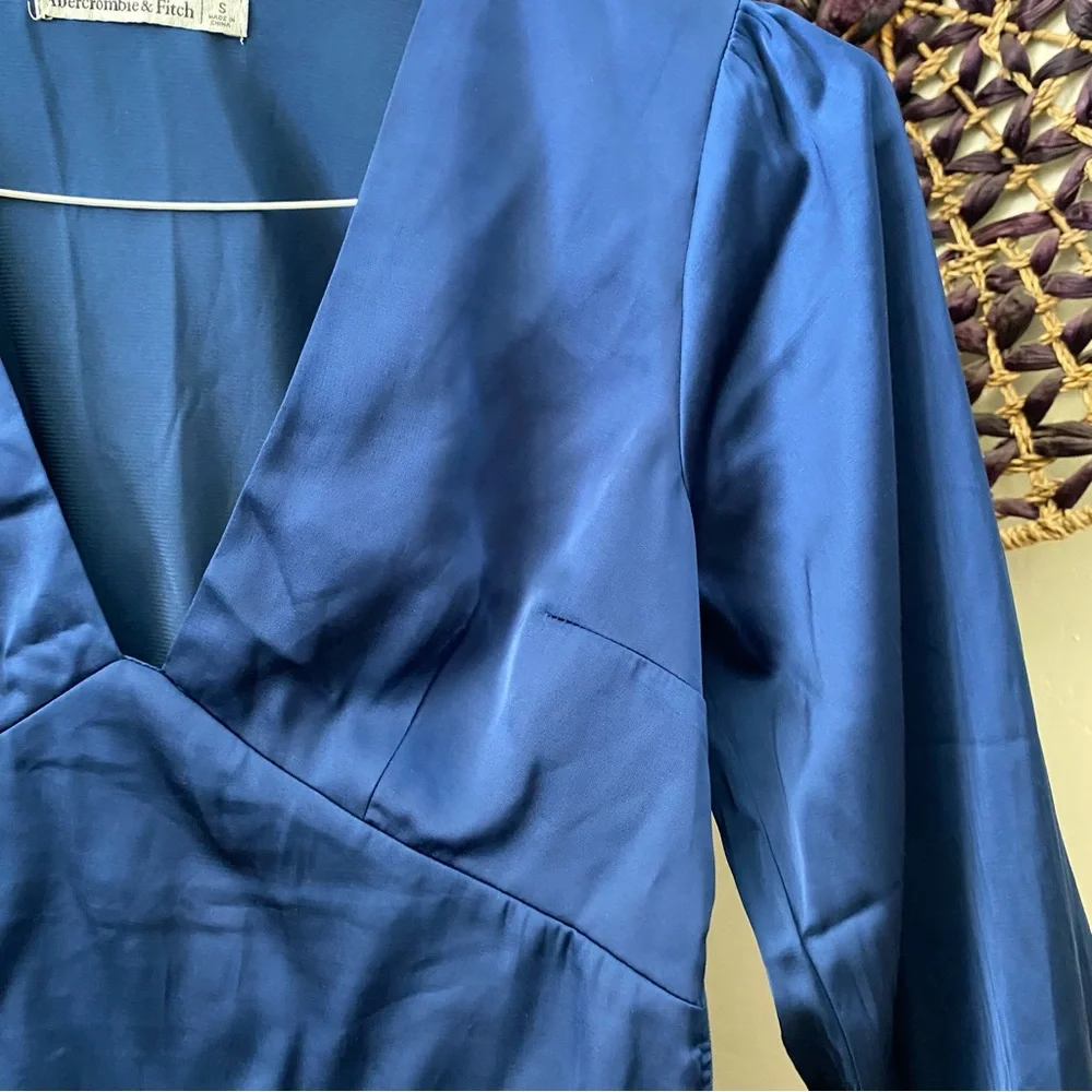 Abercrombie & Fitch Blue Long-Sleeve Satin Puff Sleeve Peasant Top Women’s S
